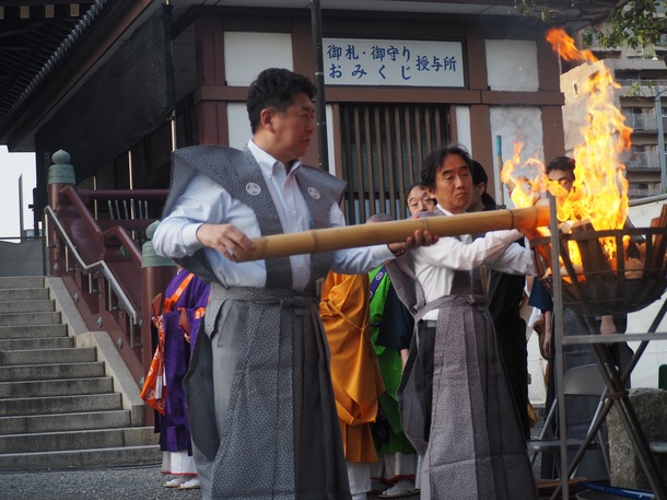 写真2：火入れを行う市長