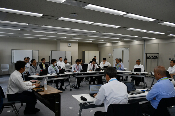 写真1：発表に耳を傾ける市長