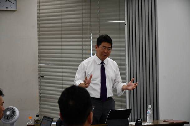 写真4：コメントをする市長