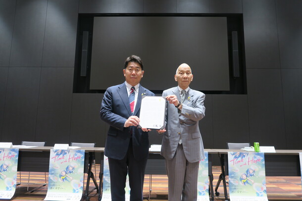 写真1：保護司会協議会会長から総理大臣メッセージの伝達を受ける市長