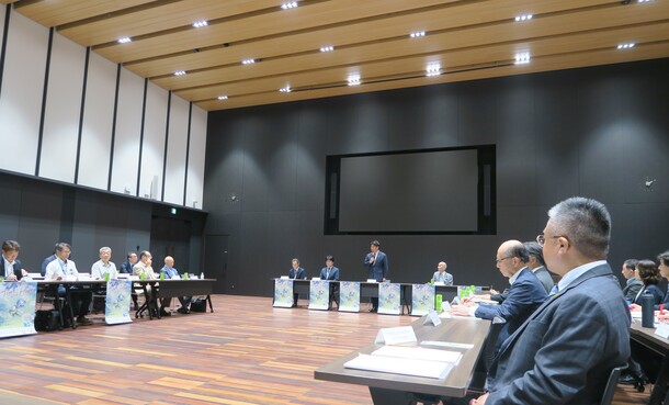 写真2:川崎市推進委員会で挨拶をする市長