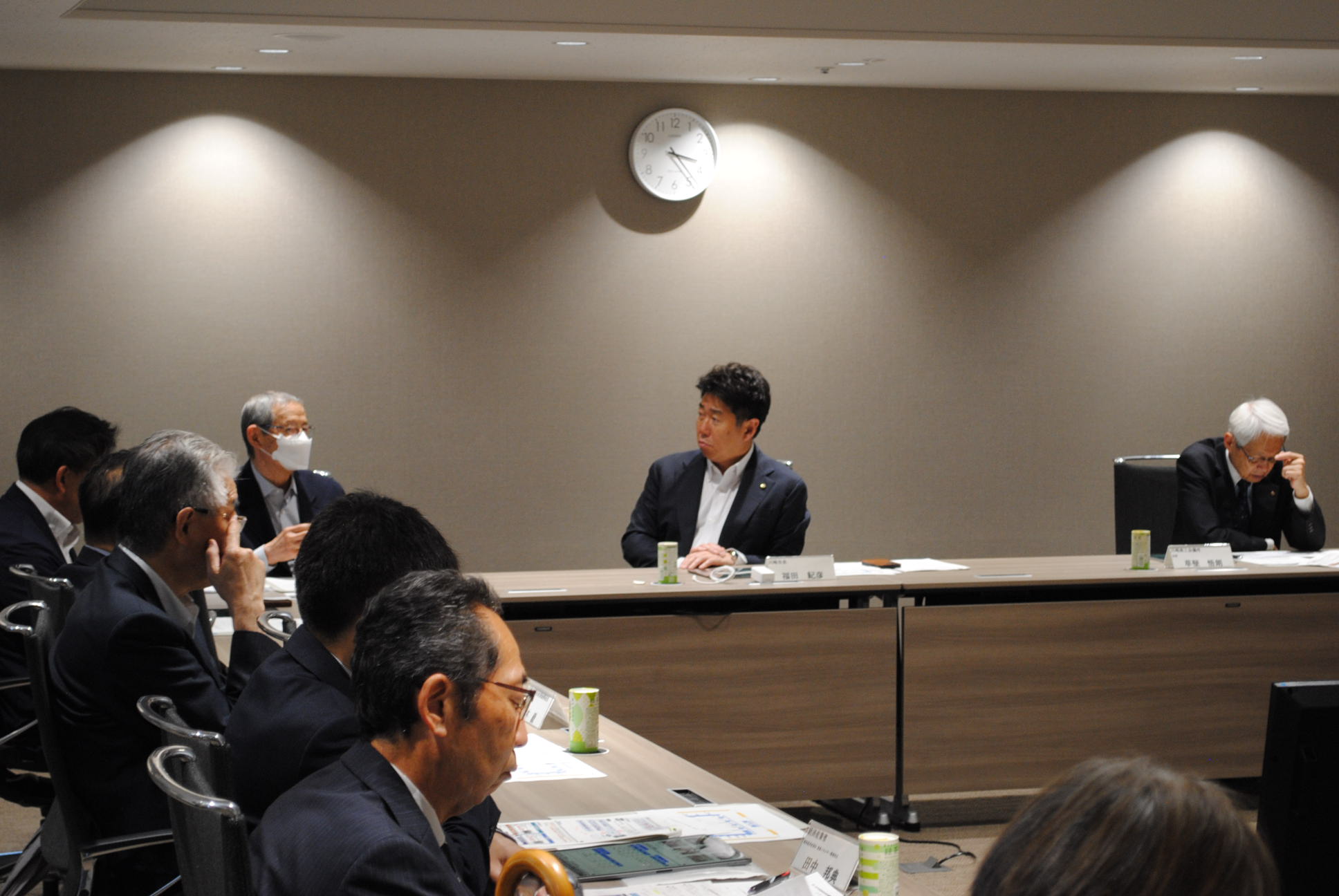 写真2：委員の発言に耳を傾ける市長