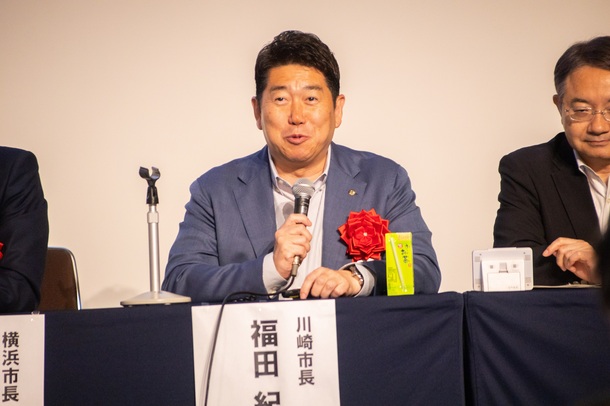 写真1:本市の取組を説明する市長