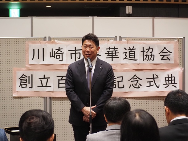 写真1:挨拶する市長