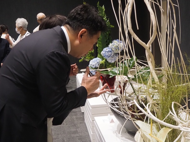 写真2:いけ花を観賞する市長