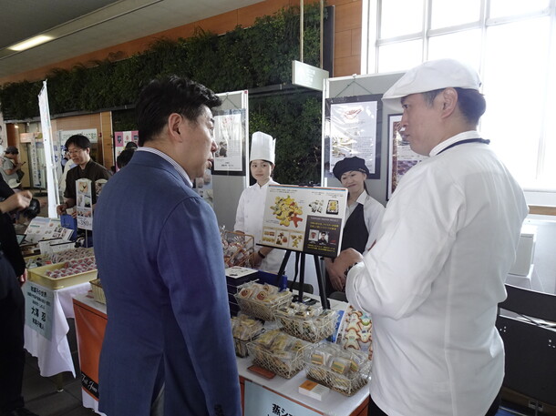 写真2：各出展ブースを訪問する市長