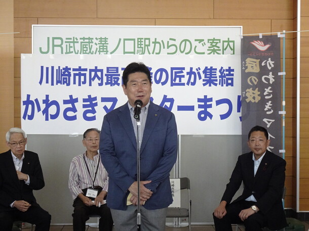 写真1：オープニングセレモニーで挨拶する市長