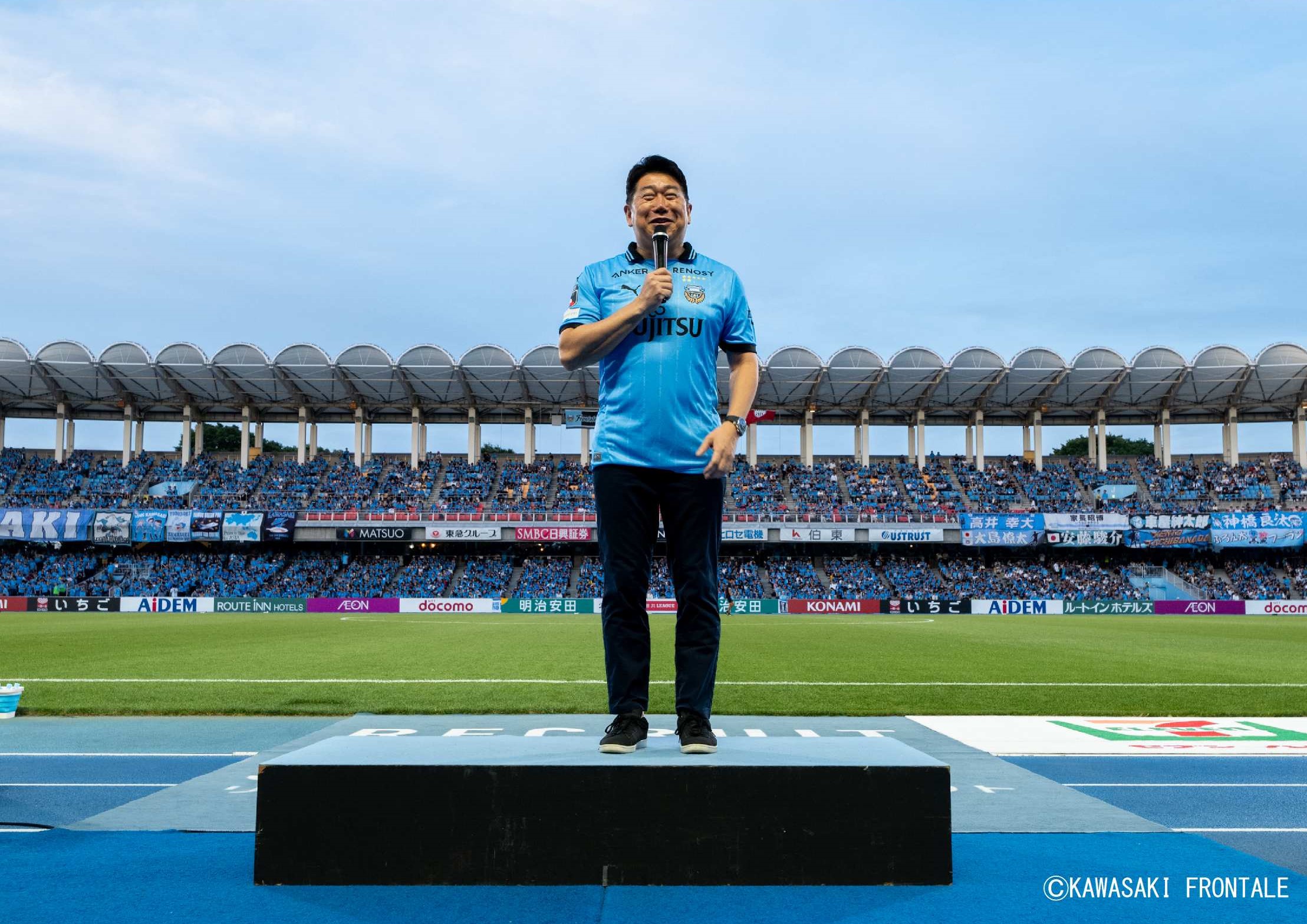 写真1:試合開始前に挨拶をする市長