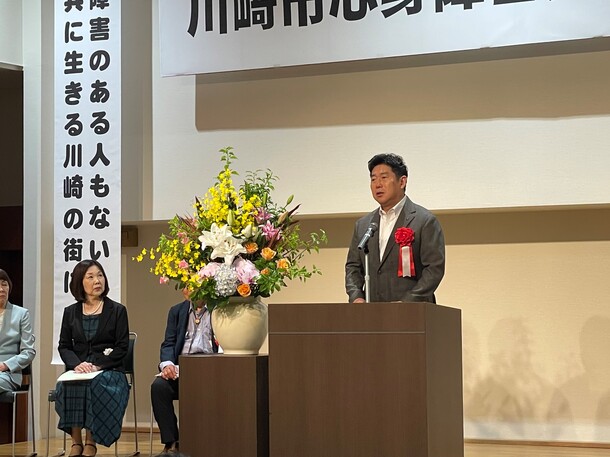 写真1:来賓の挨拶を行う市長