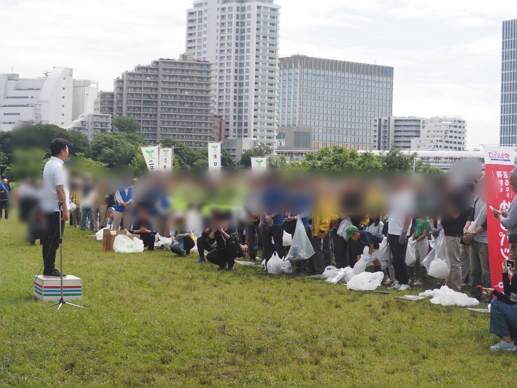 写真1::開会式で挨拶をする市長