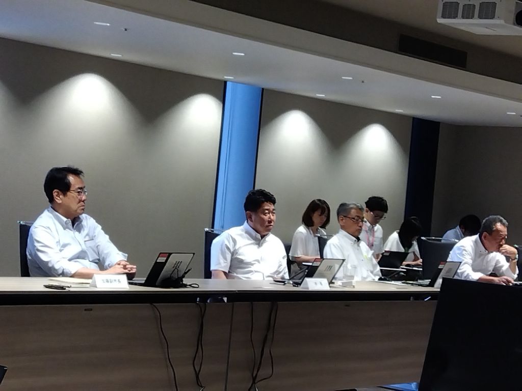 写真2：関係局と意見交換を行う市長 