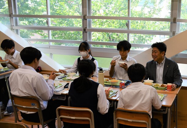写真1：市長と生徒が喫食する様子