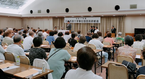 写真1:団員研修会で挨拶をする市長(1)