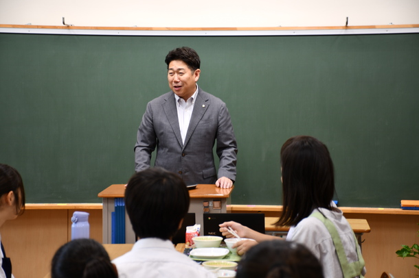 写真2：五十嵐代表取締役、梶組合長、渡田中学校山川校長と一緒に