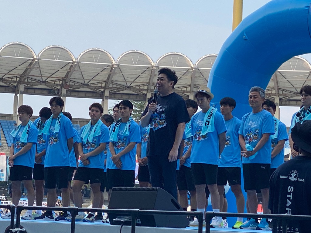写真1:開会式で挨拶をする市長