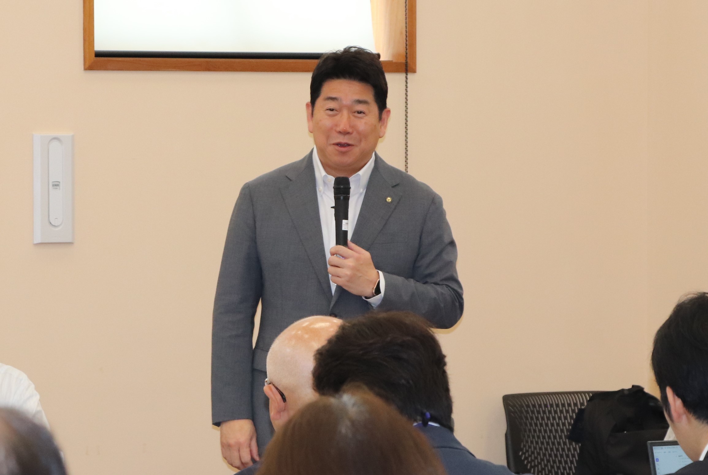 写真1：気候変動の危機について述べる市長