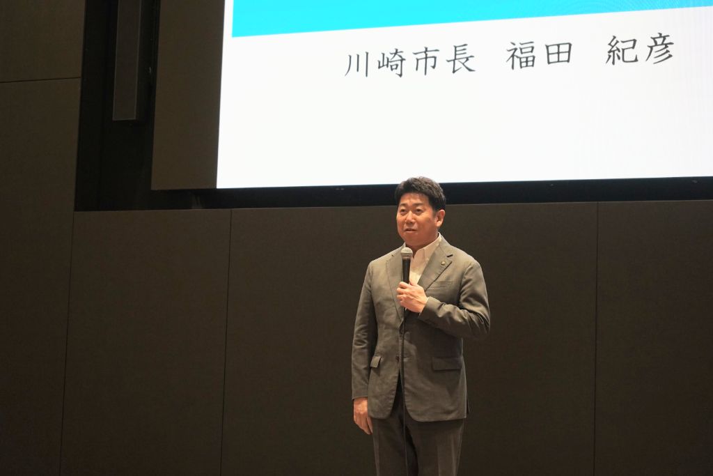 写真1:フォーラム会員に挨拶を述べる市長