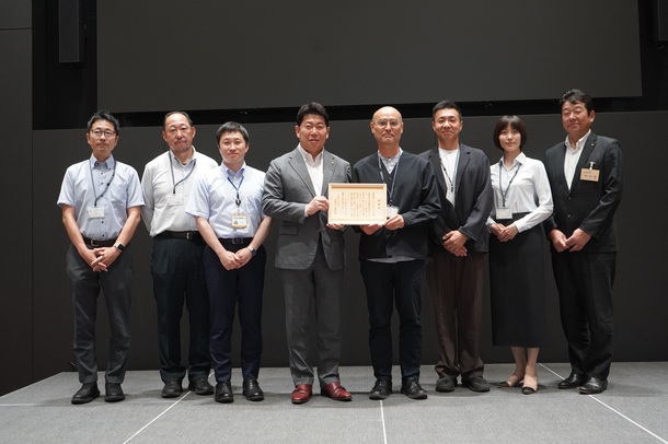 写真4：感謝状を贈呈する市長（市役所通りパークレット化プロジェクト）