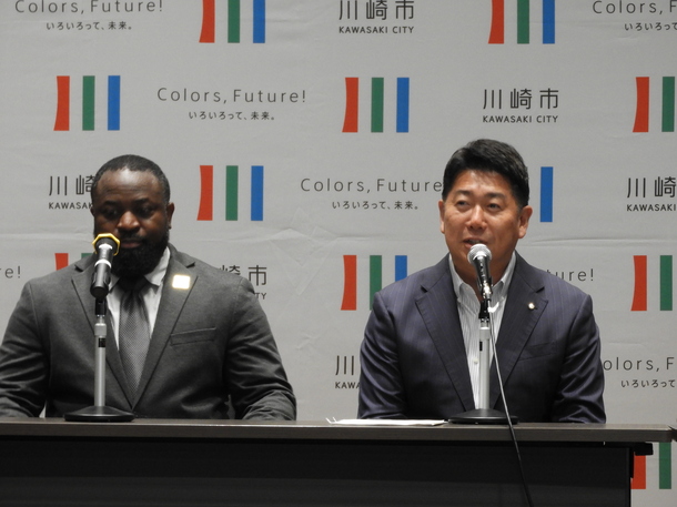 写真1：開催地挨拶をする市長と国際ジャンプロープ連合のショオン・ハミルトン会長
