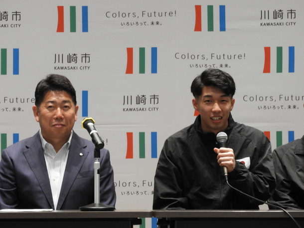写真2:市長と日本代表の稲葉選手（高津区在住）