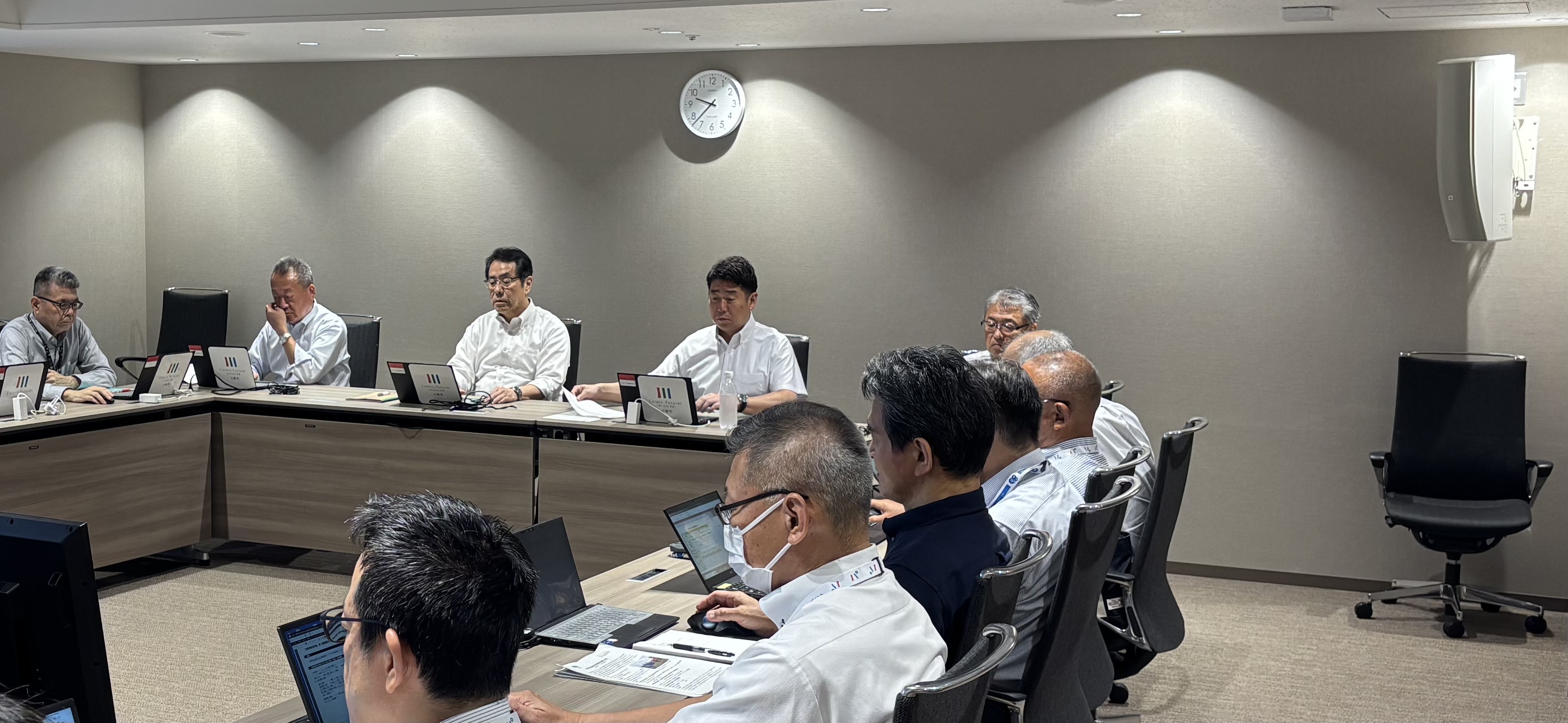 会議に参加する市長(1)