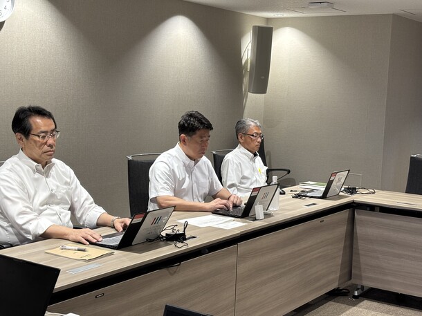 会議に参加する市長(2)