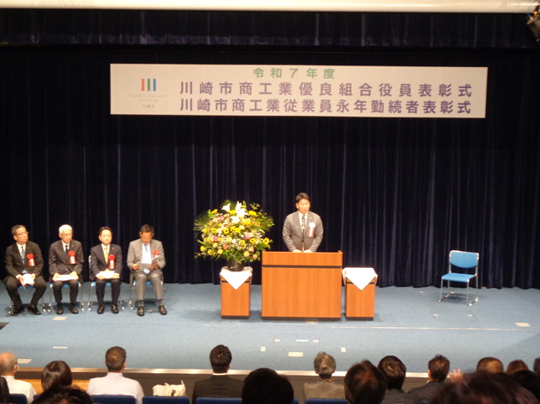 受賞者へ言葉を贈る市長