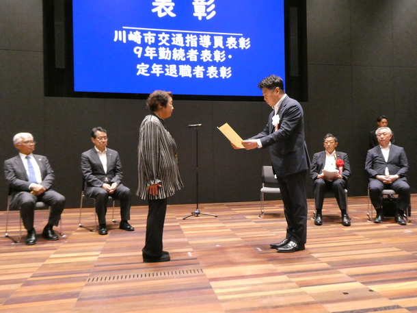 写真2：受賞者へ賞状を授与する市長