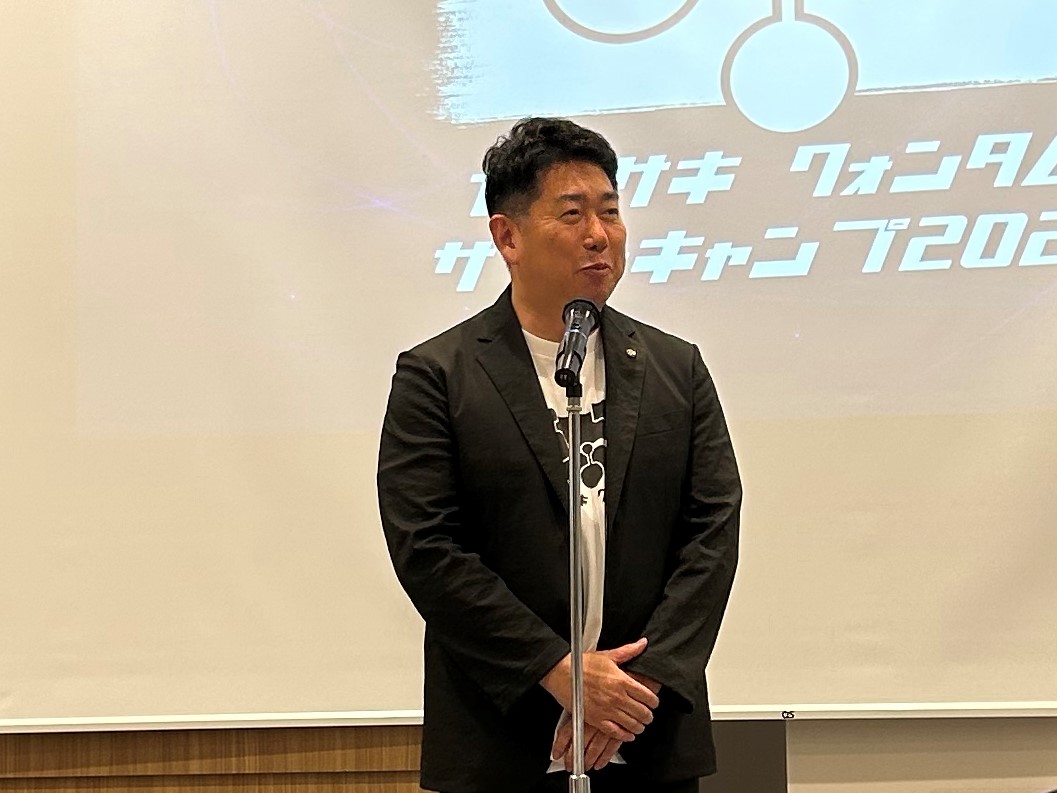 写真1:高校生にメッセージを送る市長