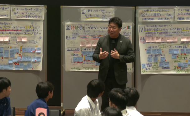 写真1:生徒たちに講評をする市長