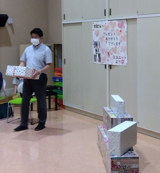 写真1:プレゼントを渡す市長