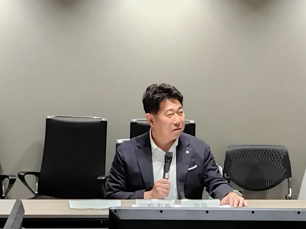 写真1:会長として挨拶をする市長