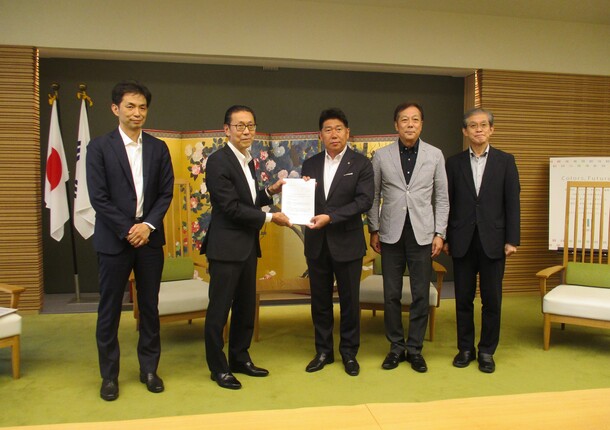 写真1：意見書の受領