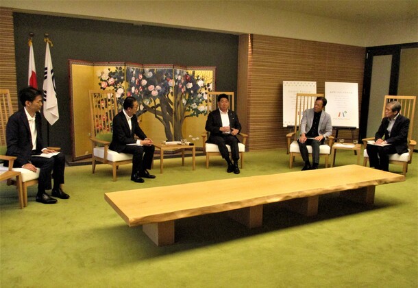 写真2：監査委員と意見を交換する市長