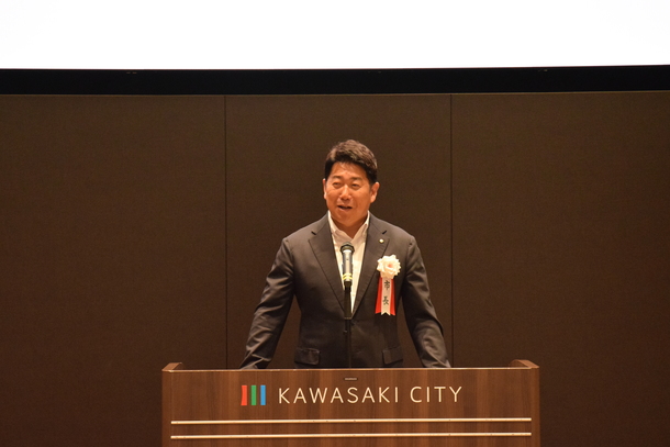 受賞者に挨拶する市長