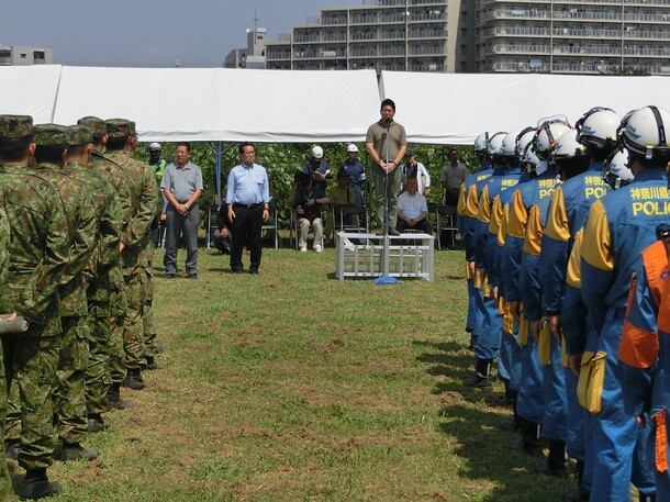 閉会式で挨拶する市長