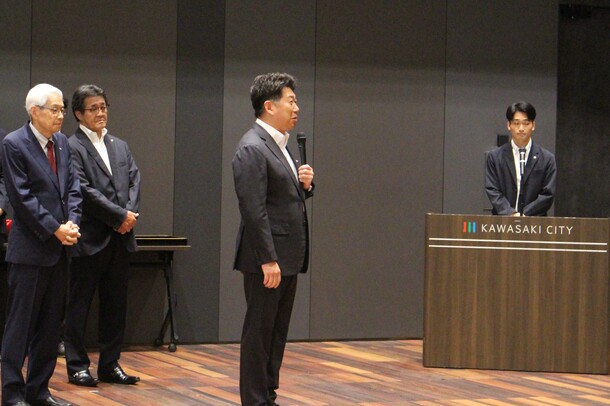 激励の言葉を贈る市長