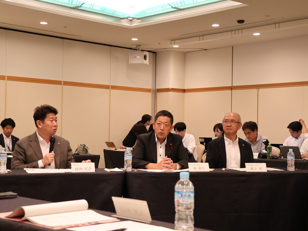 懇談会で発言を行う福田市長