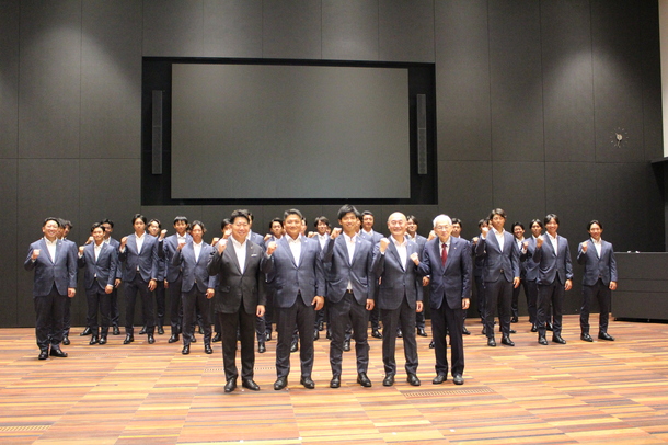 東芝野球部、商工会議所会頭との記念写真撮影