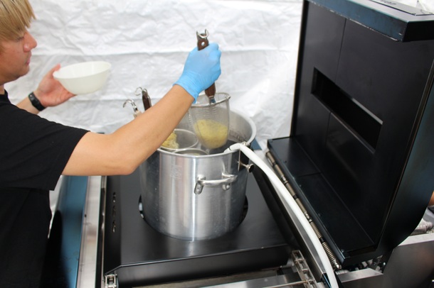 水素バーナーでまぜタン調理中