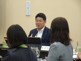 会議の進行をする市長