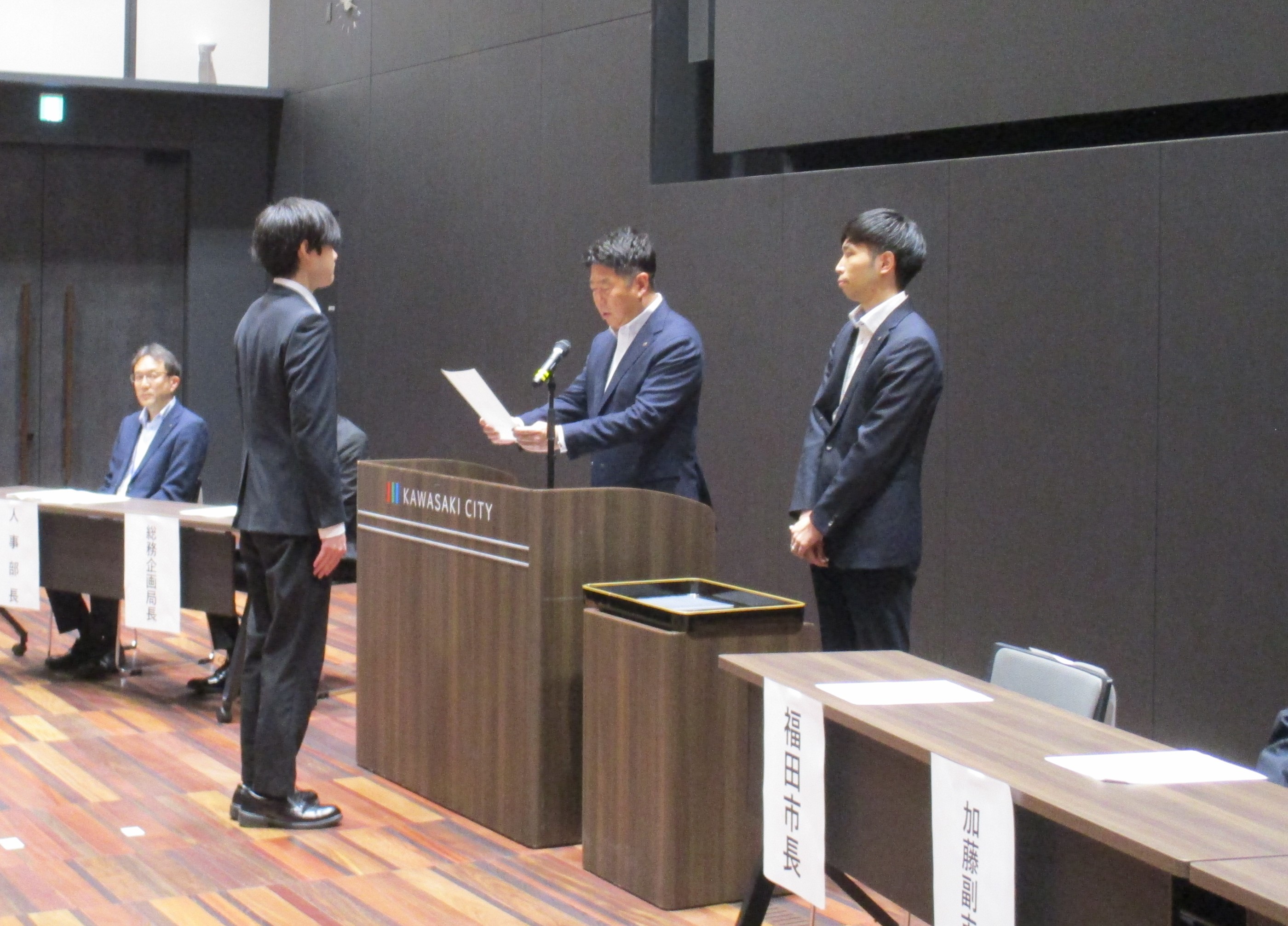 新規採用職員に辞令を交付する市長