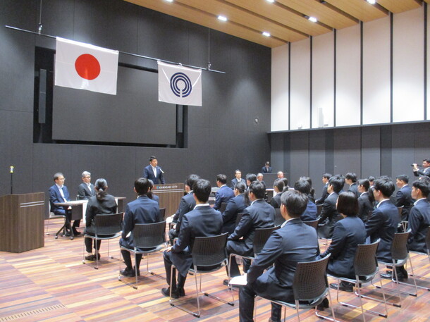 新規採用職員に激励の言葉を贈る市長
