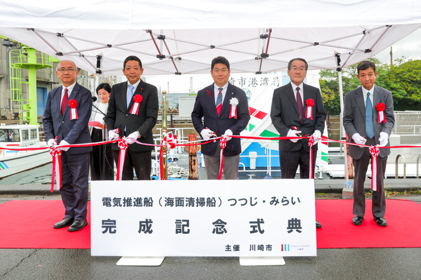 テープカットをする市長