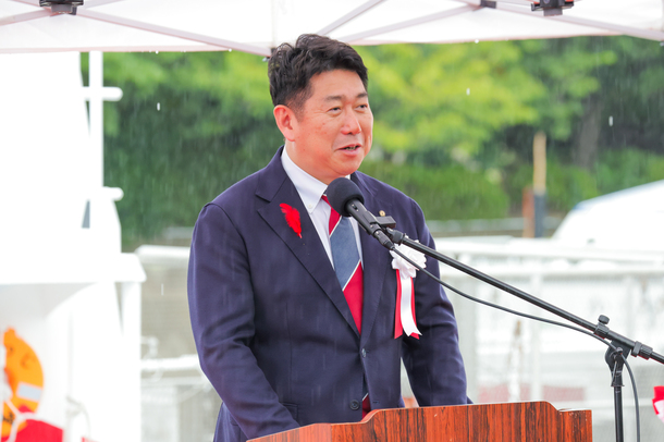 式典の挨拶をする市長