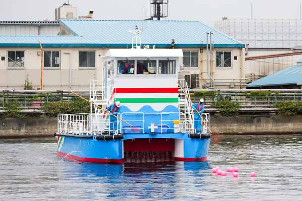 清掃船のデモンストレーション