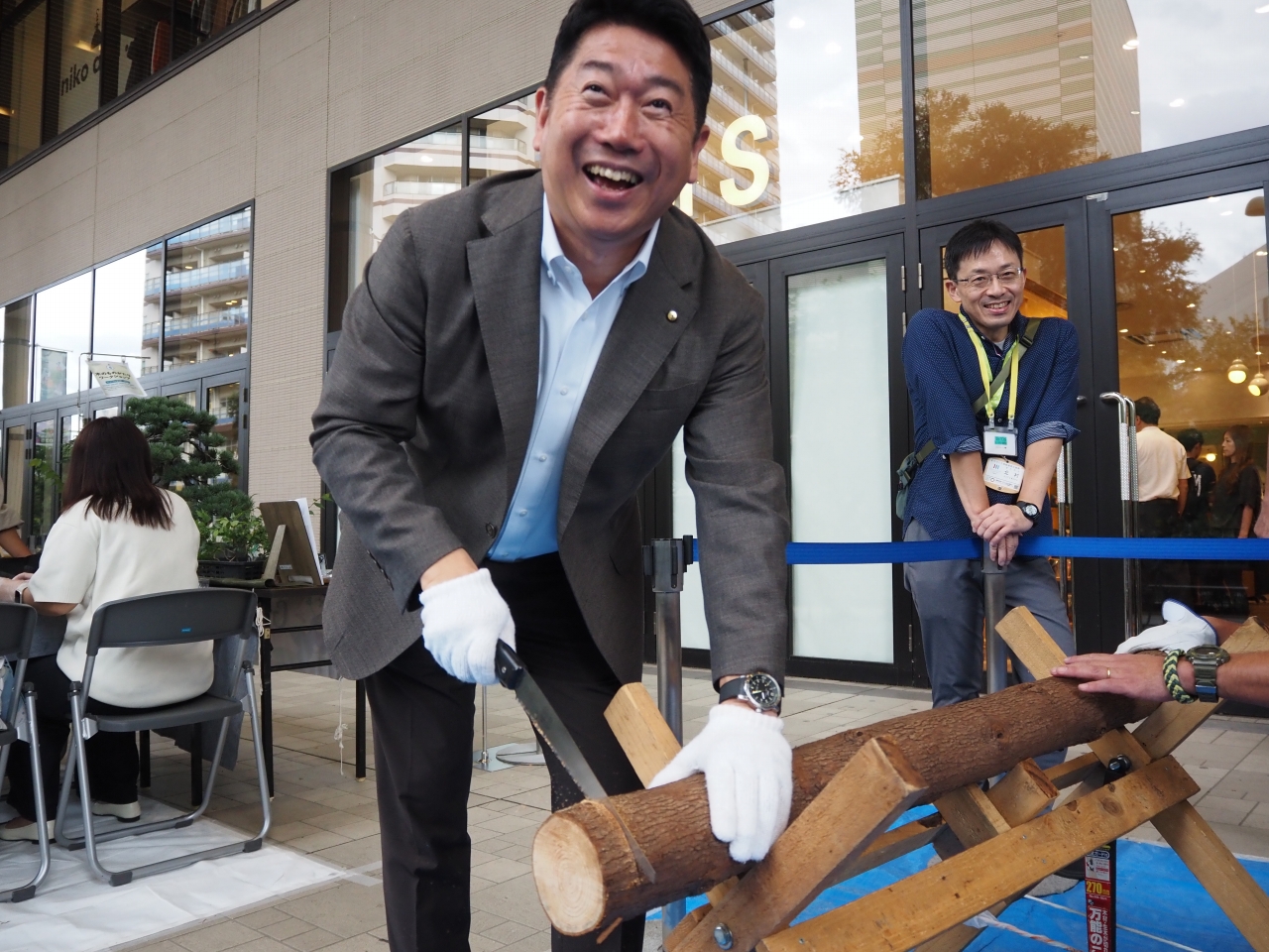 丸太切りを体験する市長