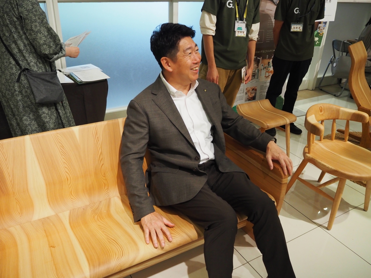 木製の椅子に座る市長