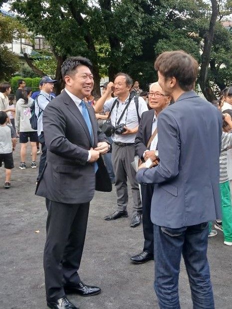 寄附者（右側）と会話する市長