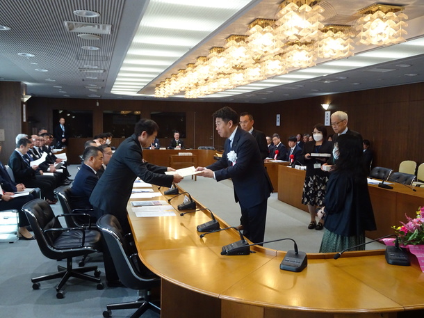 表彰状を授与する市長